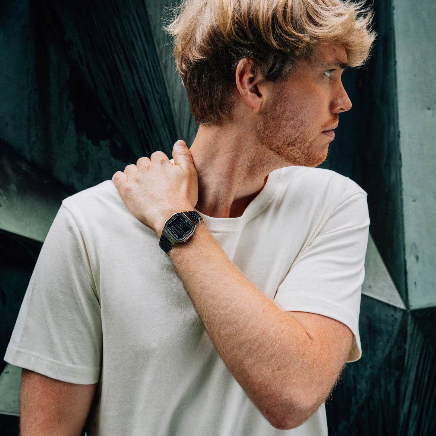 CASIO VINTAGE modelis BLUETOOTH® SMARTPHONE LINK - BLACK - built-in accelerometer senses body movements + steps counter - ALL BLACK